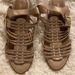 NEW Without Tags Ladies Gold Sandals Size 8